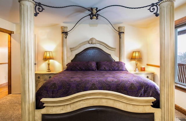 Mohican Sunrise Luxury Home, Hot Tub, Fireplace, Pooltable, Two Kings, Free WiFi