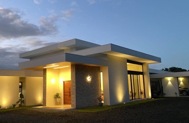 MoJoHouse - Modern 7-bedroom villa touching Paradise in Turrialba, Costa Rica