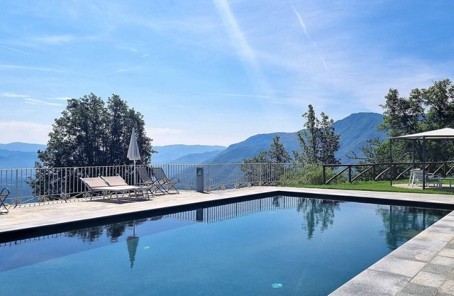 Molazzana, Ideal large groups, private pool, views, walk to restaurant.