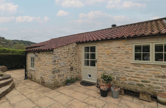 MOLE END, romantic, with open fire in Helmsley