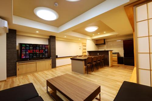 MolinHotels702-札幌市定山渓天然温泉に紅葉シーズン到来-K-beds1&W-beds3