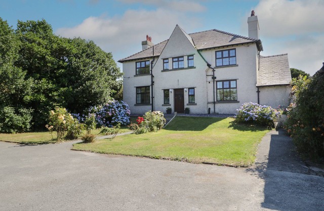 MONARFON, pet friendly, country holiday cottage in Amlwch
