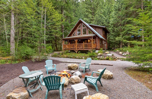Money Creek Haven- peaceful and private pet friendly forest retreat w/hot tub!