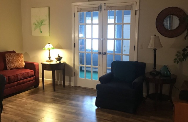 Monica’s Hideaway Creekside @ Huntington