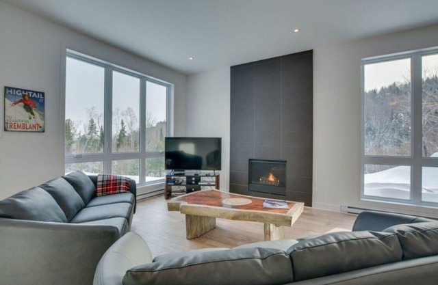 Mont Tremblant -Newly Built Home. SKI ,HIKE, EXPLORE NATURE Private Hot Tub!