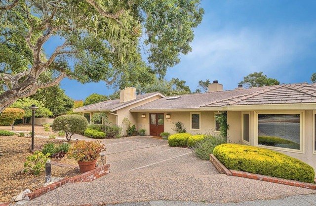 Monterey Oaks elegant tranquil 2-3 bedroom getaway near downtown Monterey.