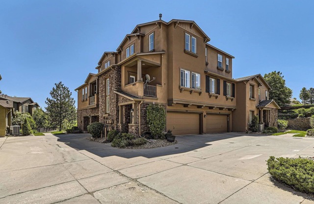 Monthly Rental condo w/garage