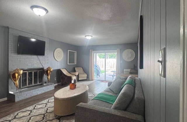 MONTHLY STAYS- Spacious 12-Bedroom Retreat in Memphis- Sleeps Many.