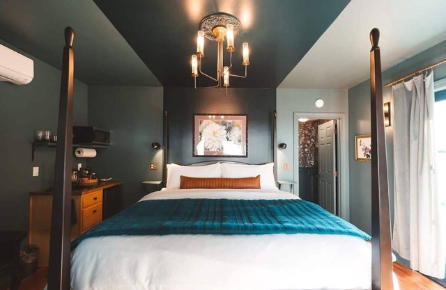 Moody Ashland Escape: Luxe Suite, Copper Tub