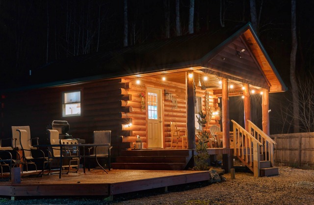 Moonlight Ridge - a wonderful little log cabin on 4 wooded acres