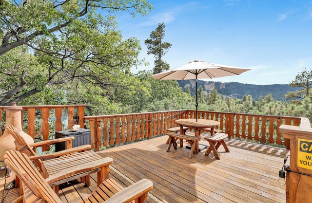 Moonridge Treehouse - Relaxing Lofty Big Bear Hillside Retreat- Great Deck Views- Central