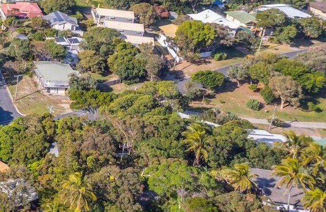 Moonshine Beach Shack by Discover Stradbroke