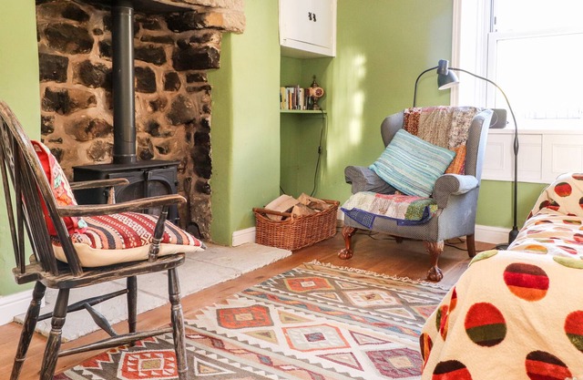 MOORFIELD, pet friendly, character holiday cottage in Skipton