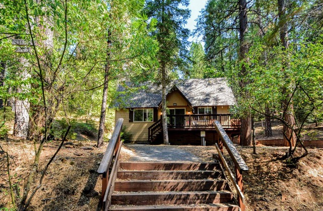 MOOSE MANOR - PRIVATE SETTING W/FREE ACCESS TO FLY-IN LAKE