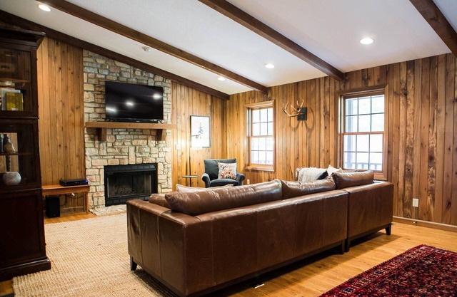 Morehead Lodge, Spacious 5BR Hocking Hills Lodge with an amazing view