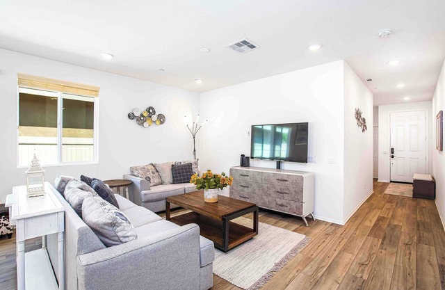 Moreno Valley 3BR Retreat｜Modern Coastal Design｜Private Patio Included #41378