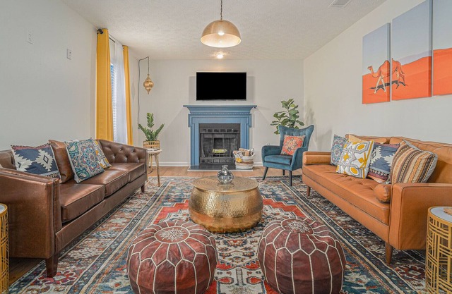 Morroccan Vibes! 14 mins from the Airport. Sleeps 9. King Bed! Pool table!