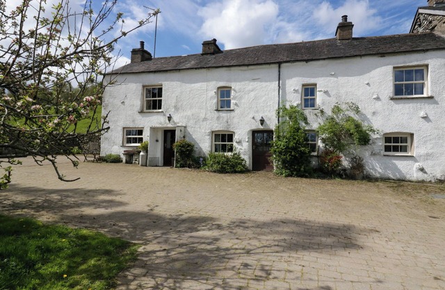 MOSS SIDE FARM COTTAGE, pet friendly in Broughton-In-Furness