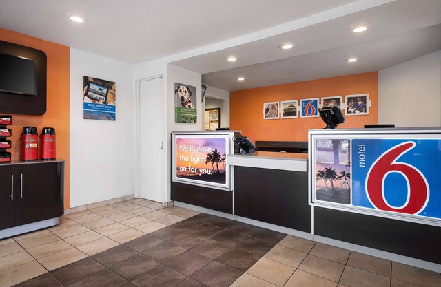 Motel 6 Buena Park, CA - Knotts Berry Farm - Disneyland