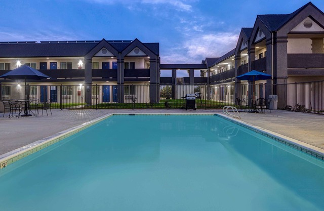 Motel 6 Buttonwillow, CA Central