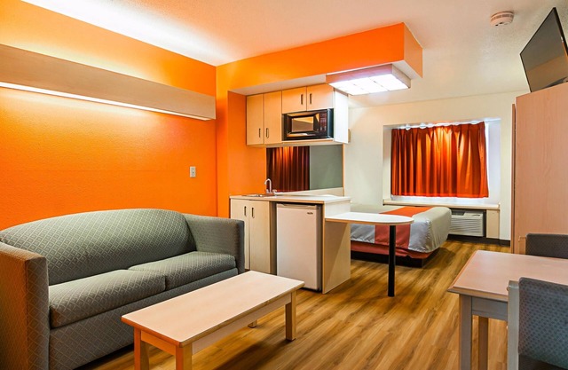 Motel 6 Sycamore, IL