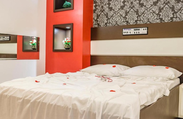 MOTEL SHAMPOO (Adult Only)