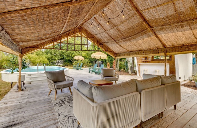 Mount Dora Home: Private Pool, Spa & Tropical Bar!