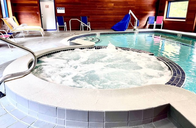 Mount Snow Best View - Sauna|HotTub|Pool|Fireplace