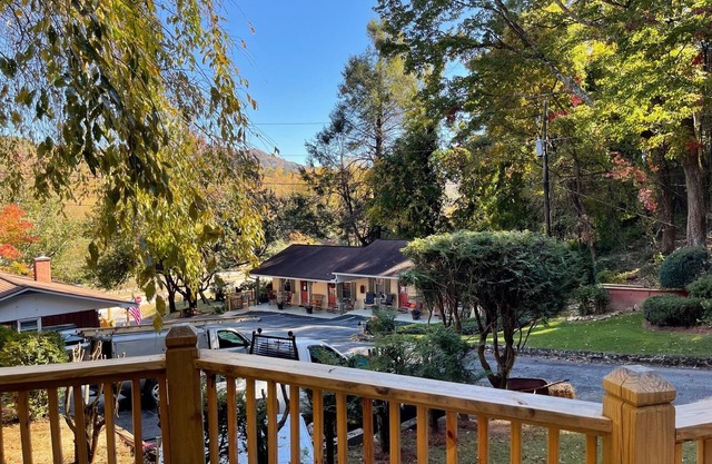 Mountain Aire Cottages, Inn, & Glamping