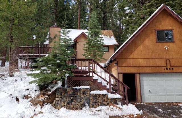 Mountain cabin in a quiet wooded neighborhood