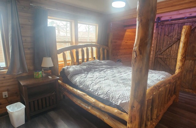 Mountain Cedar Cabin in Eagle Nest. Within 20 min of Red River and Angel Fire.