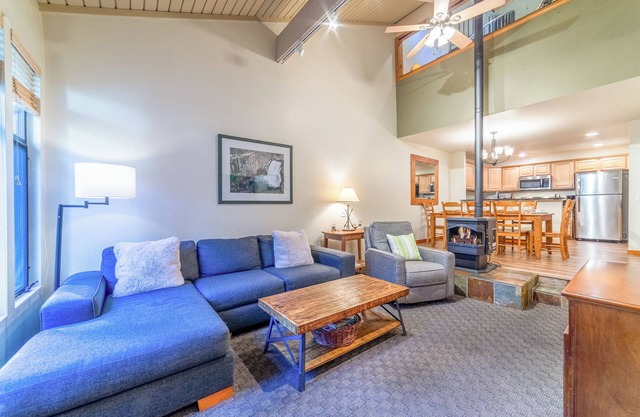 Mountain Condo, Walk to Shops, Pool & Spa 359