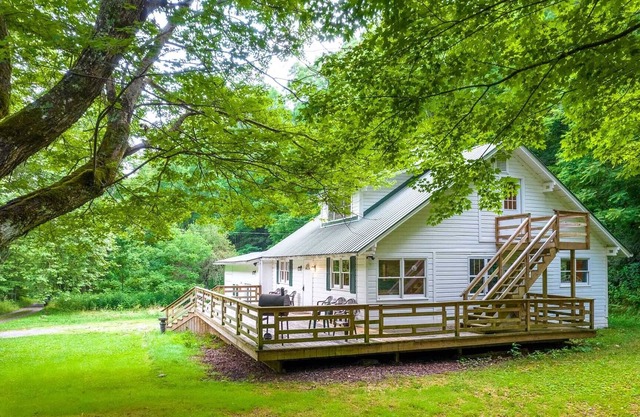 Mountain Creek - Spacious, Creekside Mountain Home, Great Fishing!