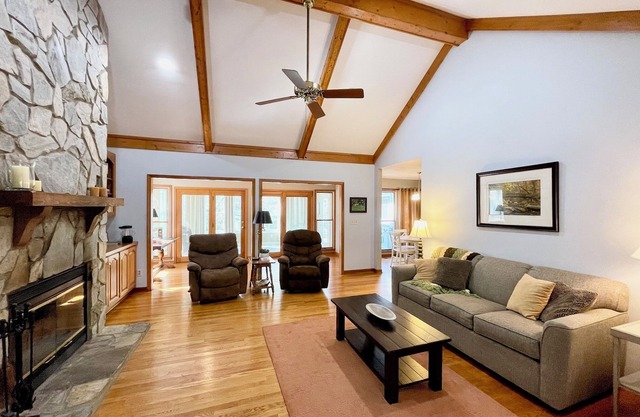 Mountain Home on Middle Saluda River near Jones Gap and Table Rock State Parks