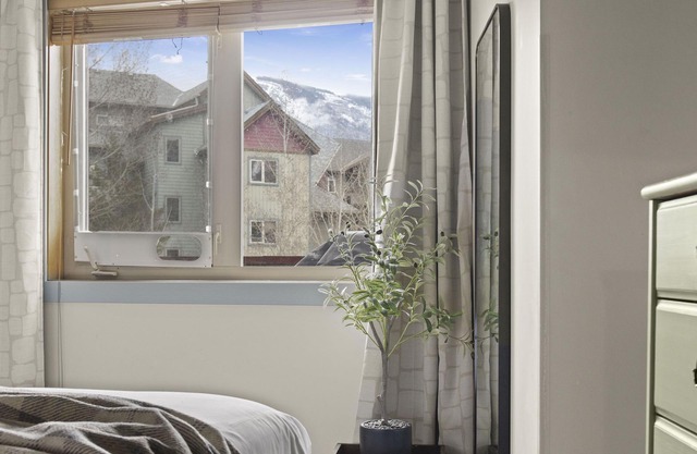 ★Mountain Loft Retreat★Pool&HotTub☆AC☆BBQ/Balcony!