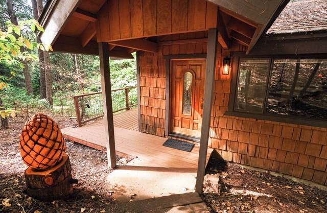 Mountain modern cabin close to Apple Hill wineries and Sly Park Recreation area.