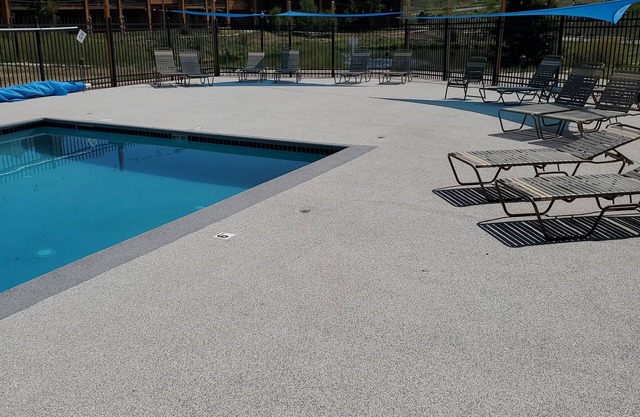 Mountain Resort Studio - 365 day pool, 4 Tubs, Free Parking and Wifi. Sleeps 1-4