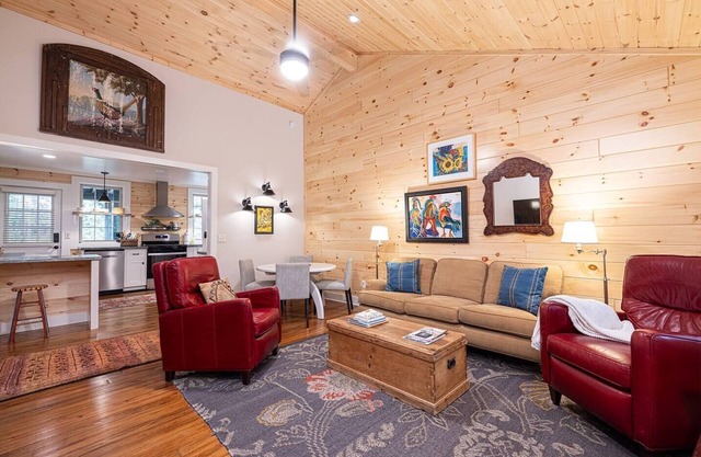 Mountain Rest Cottage Ivy Suite