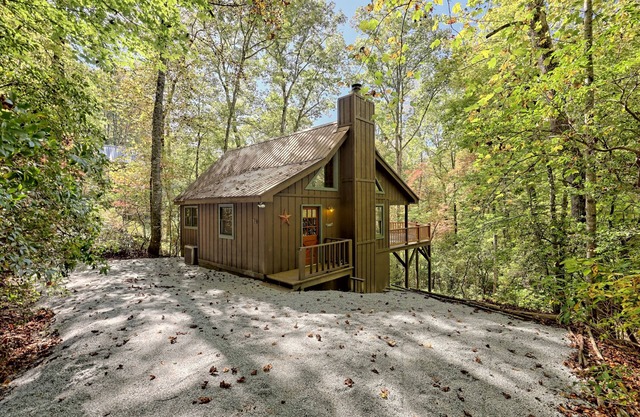 Mountain Retreat Getaway by Lake Burton, HOT TUB!