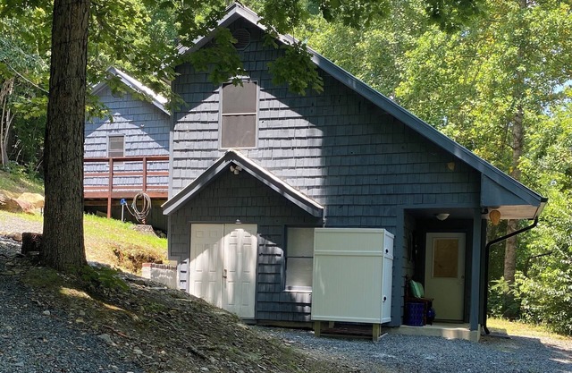 Mountain top cabin in the heart of the Uwharrie National Forest!