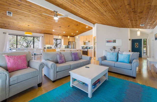 MOUNTAIN TOP WITH 4 ACRES AND SPECTACULAR VIEWS WITH HOT TUB