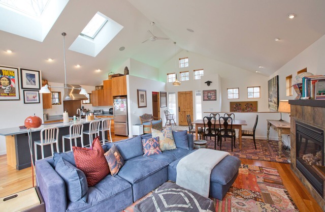 Mountain View 2 Bed/2.5 Bath Cottage In-Town, Hot Tub, extra bed Shepherd's Hut