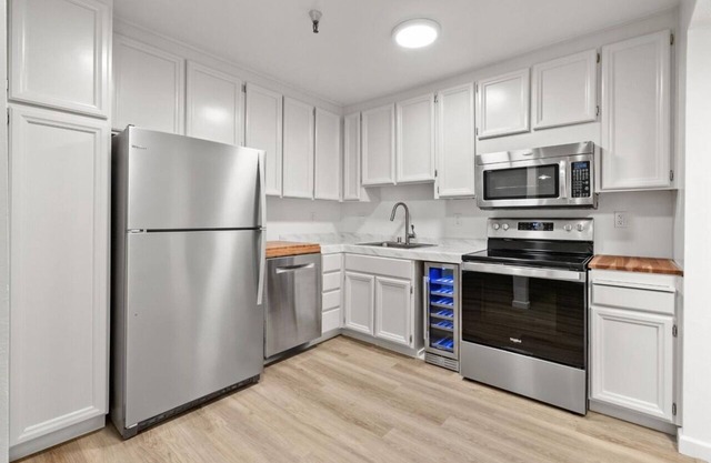 Mountain View 2BR/2BA. Prime Location. Pools, Hot tub + BBQ! 30-60 Day Rent. NEW