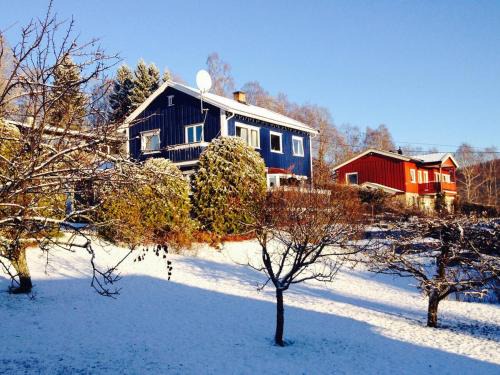 Mountain view Apartment near Oslo: bedroom, lounge, kitchen and bathroom. Flat in Rykkinn
