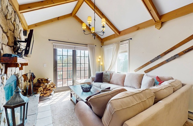 Mountain view condo w/fireplace, shared hot tub, pool, sauna, tennis & shuttle