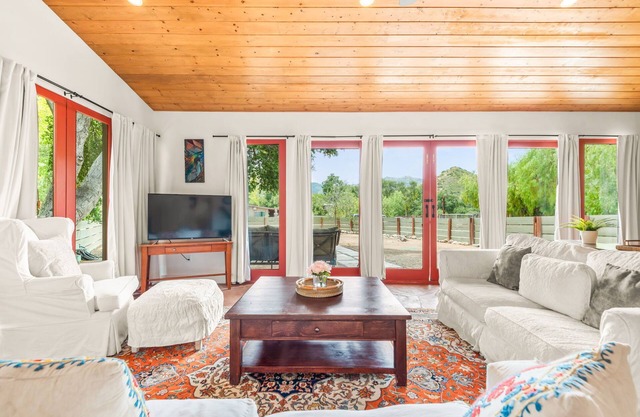 Mountain View Cottage Home in Malibu, close by to the beach!