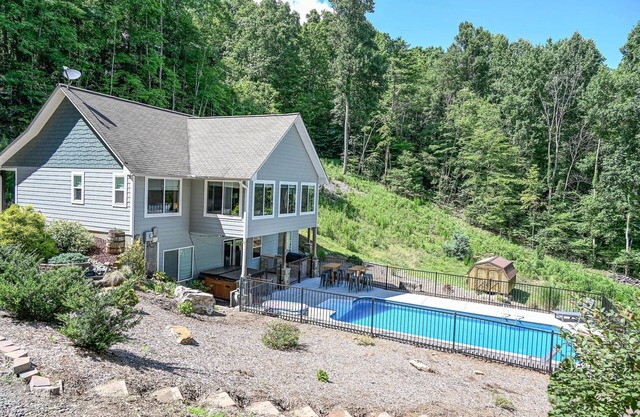 Mountain View Estate Pool is OPEN Hot Tub Outdoor Kitchen Game Room & Theatre