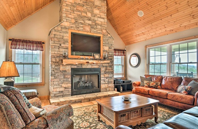 Mountain-View Franklin Retreat: Near Hiking!