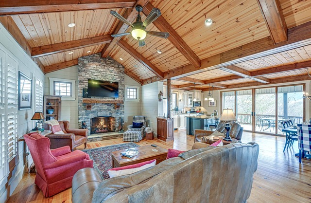 Mountain-View Georgia Cabin w/2 Decks