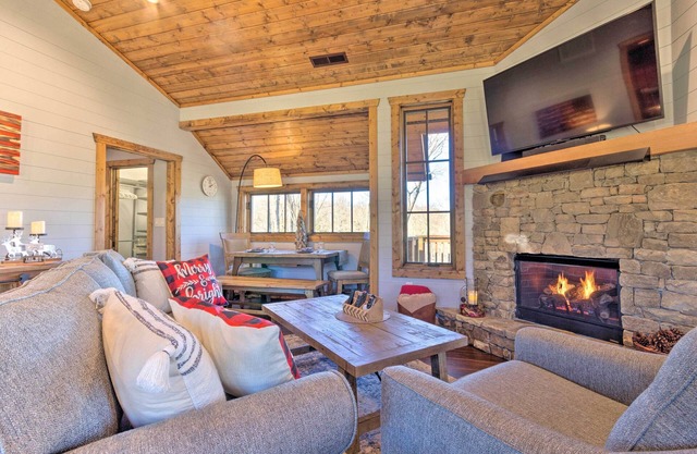 Mountain-View Retreat: Cozy Chinquapin Cabin!